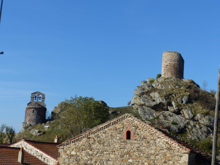 Vue sur la chapelle et tour de rochegude