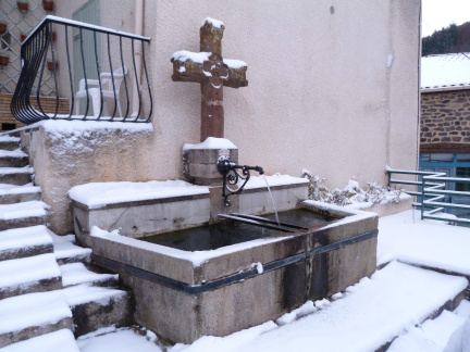 La fontaine de la petite place sous la neige